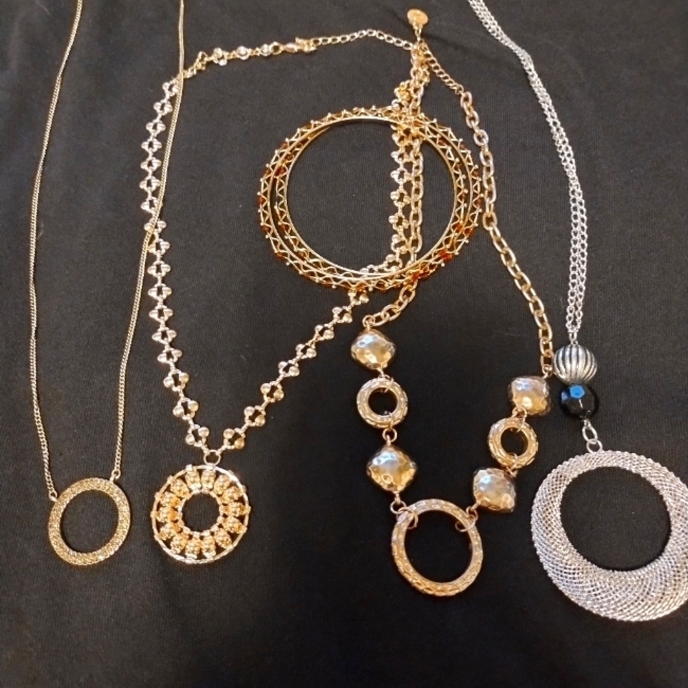 Set of 4 circle pendant necklaces and 2 bracelets